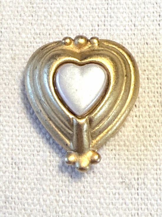 unmarked Jewelry - Vintage 80s-90s Heart Button Cover Gold-Tone White Faux Pearl Cabochon Sewing